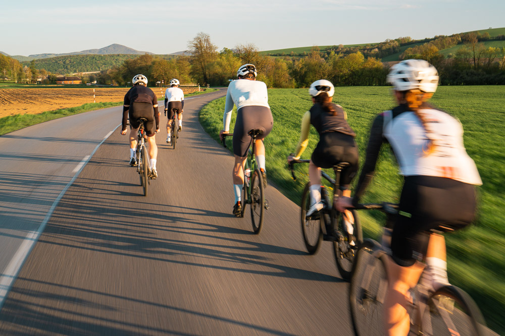 Cyklisti pripravení na štart Social Ride pred Vochter Coffee Trenčín